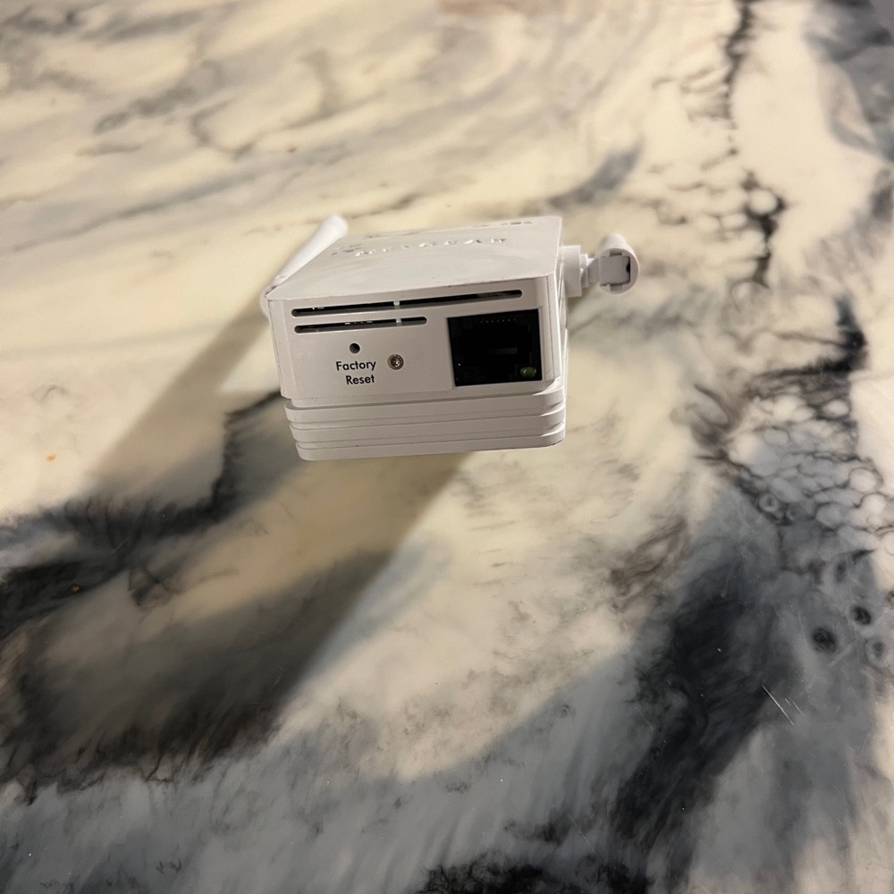 NETGEAR White Wireless Access Point - Picture 3 of 3